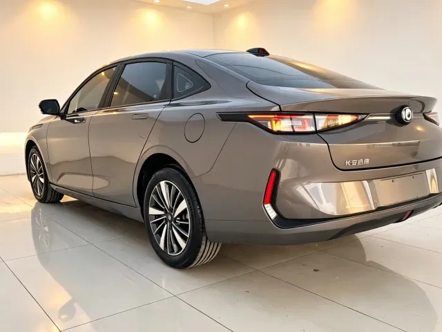 Changan Qiyuan A05 — Фото автомобиля 6