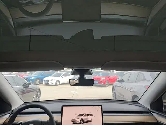 Tesla Model Y — Фото автомобиля 17