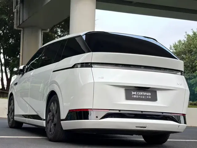 Xpeng X9 — Фото автомобиля 10