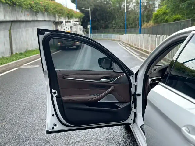 BMW 5 Series — Фото автомобиля 16