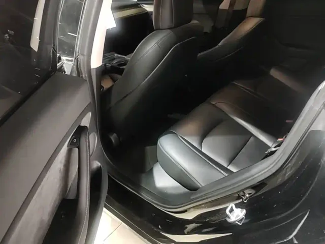 Tesla Model 3 — Фото автомобиля 16