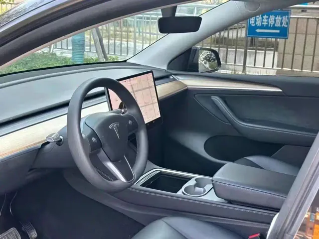Tesla Model Y — Фото автомобиля 4
