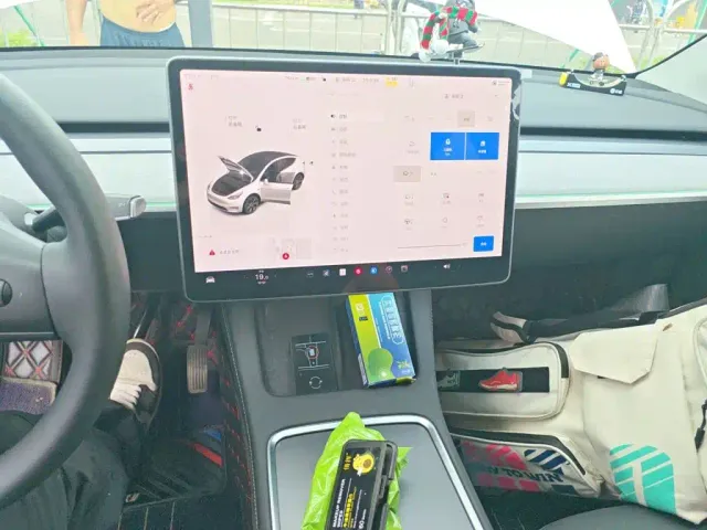 Tesla Model Y — Фото автомобиля 14