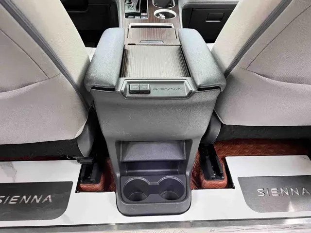 Toyota Sienna — Фото автомобиля 14