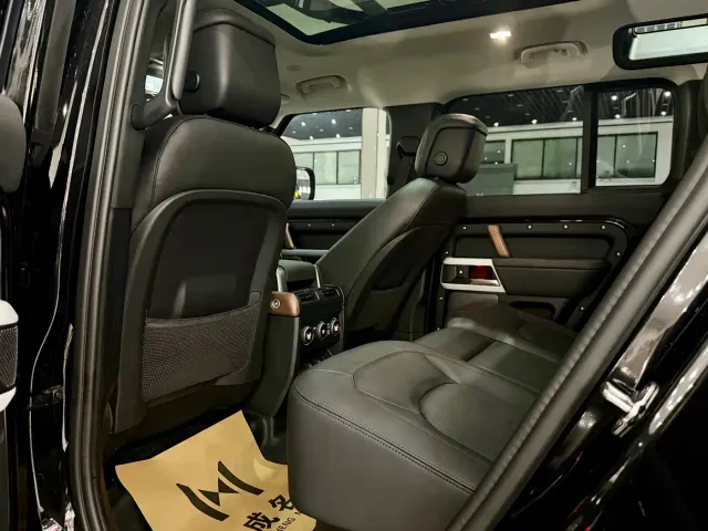 Land Rover Defender — Фото автомобиля 8