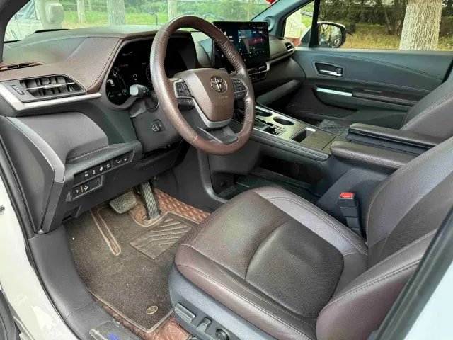 Toyota Sienna — Фото автомобиля 6