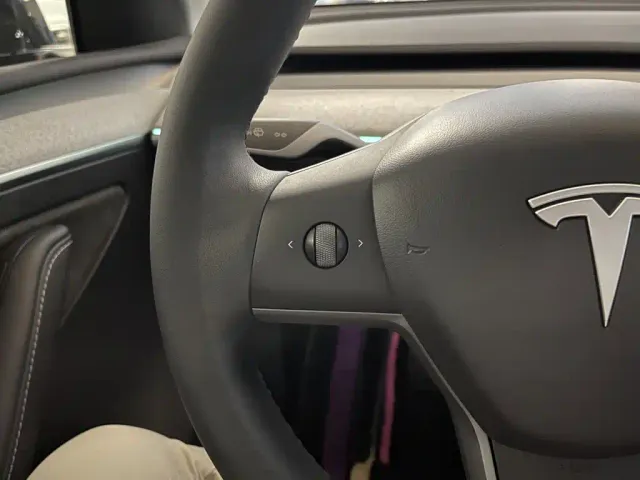 Tesla Model Y — Фото автомобиля 24