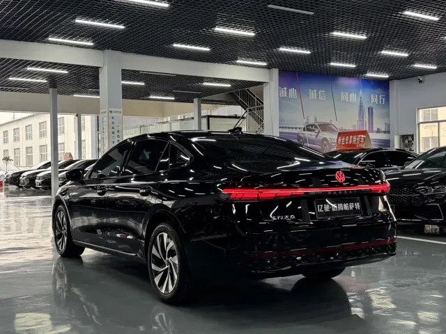 Volkswagen Passat — Фото автомобиля 7