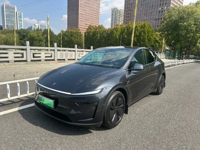 Фотография автомобиля — Tesla Model Y