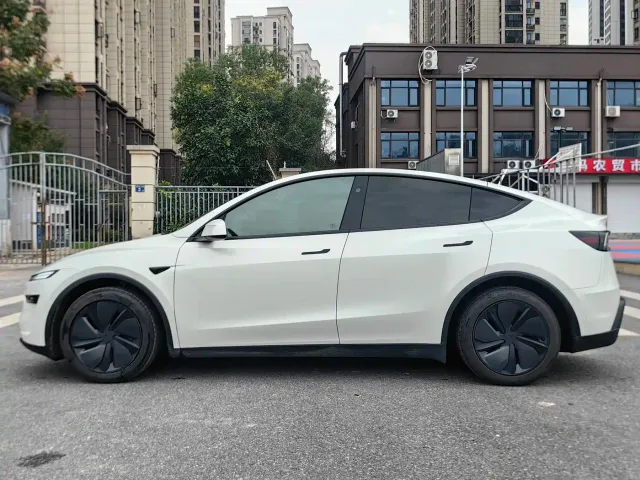 Tesla Model Y — Фото автомобиля 12
