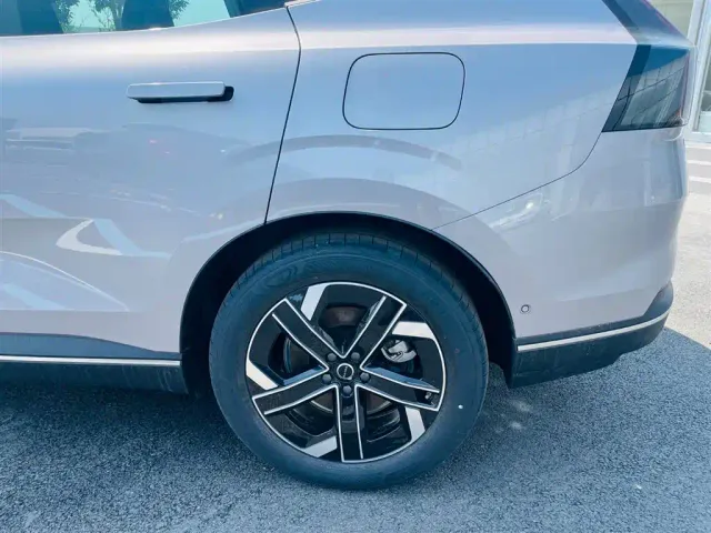 Volvo XC70 Plug-in Hybrid — Фото автомобиля 6