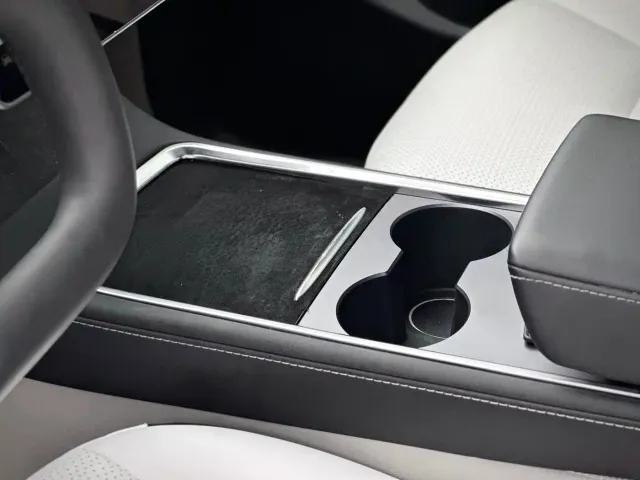 Tesla Model Y — Фото автомобиля 10