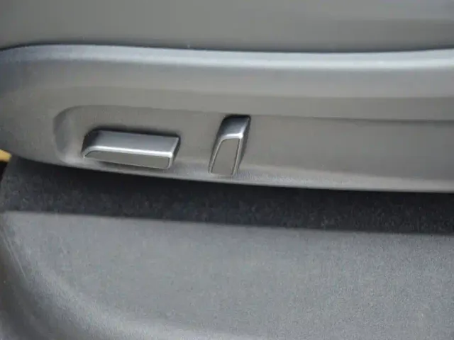 Tesla Model Y L — Фото автомобиля 10