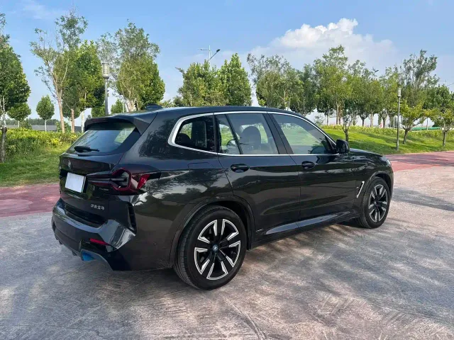 BMW iX3 — Фото автомобиля 9