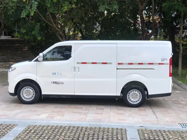 Ruichi New Energy EC75 — Фото автомобиля 8