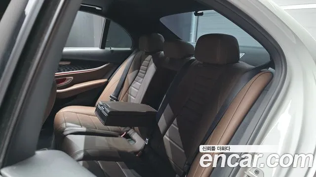 Mercedes-Benz E-Class — Фото автомобиля 12