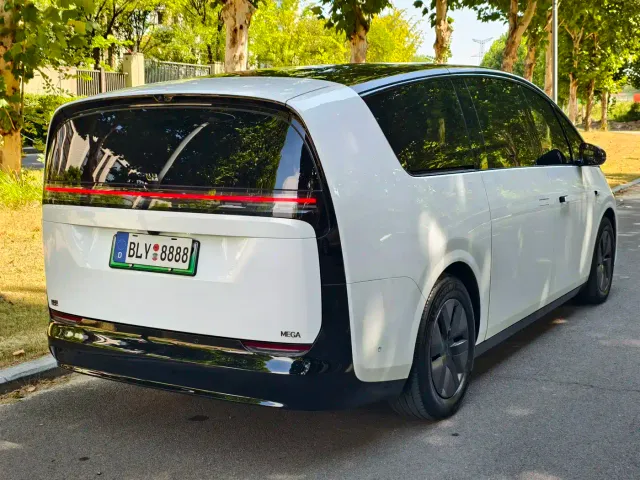 Li Auto MEGA — Фото автомобиля 14