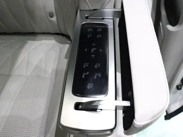Roewe iMAX8 — Фото автомобиля 9