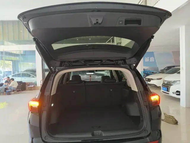 Buick Envision Plus — Фото автомобиля 18