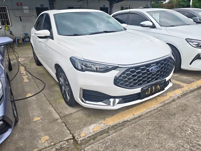 Ford Escort — Фото автомобиля 3