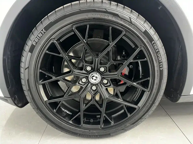 Tesla Model Y — Фото автомобиля 6