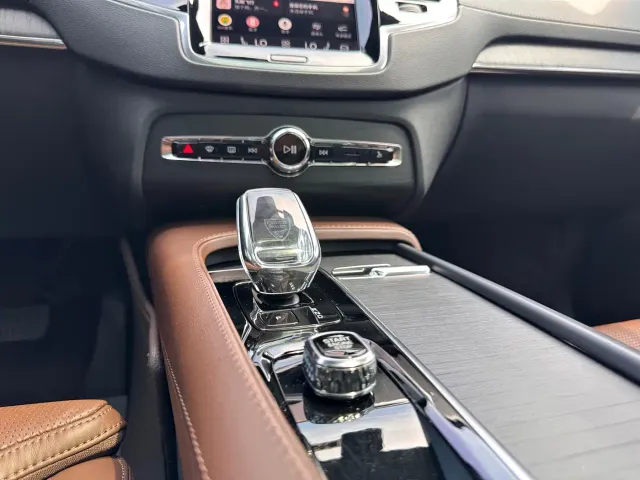 Volvo XC90 — Фото автомобиля 9