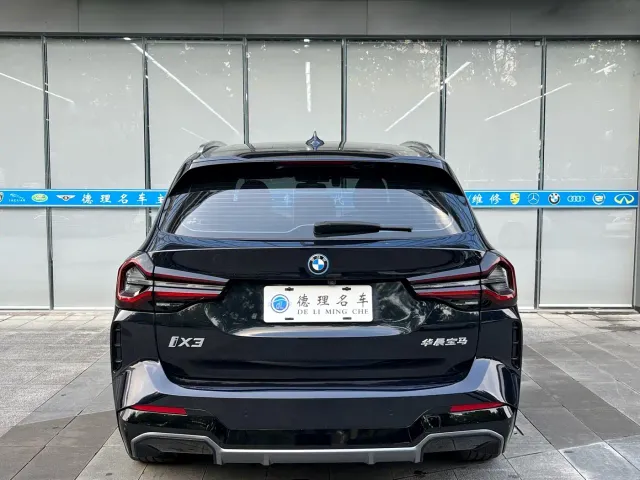 BMW iX3 — Фото автомобиля 13