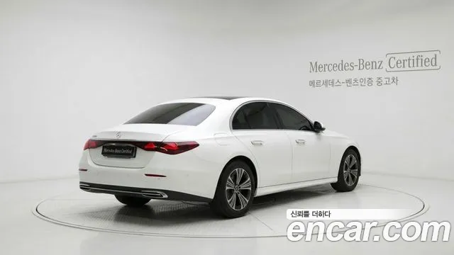 Mercedes-Benz E-Class — Фото автомобиля 2