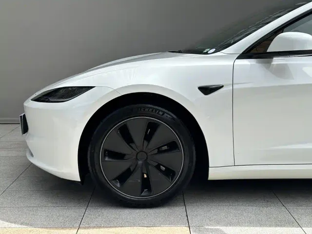 Tesla Model 3 — Фото автомобиля 5