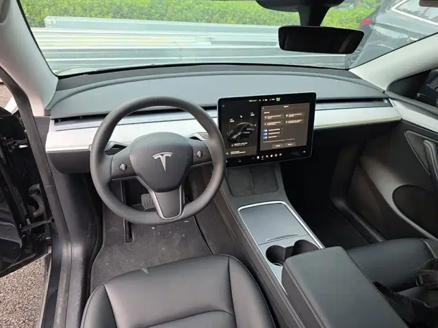 Tesla Model Y — Фото автомобиля 9