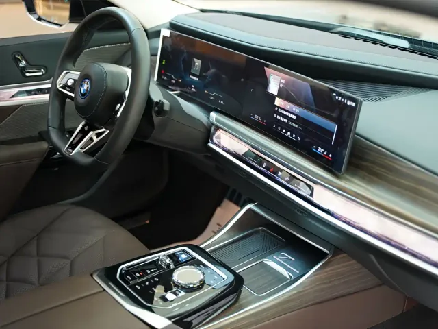 BMW BMW i7 2023 eDrive50L Leading M Sport Package — Фото автомобиля 13