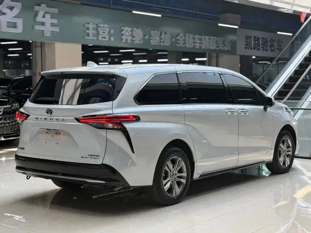 Toyota Sienna — Фото автомобиля 11