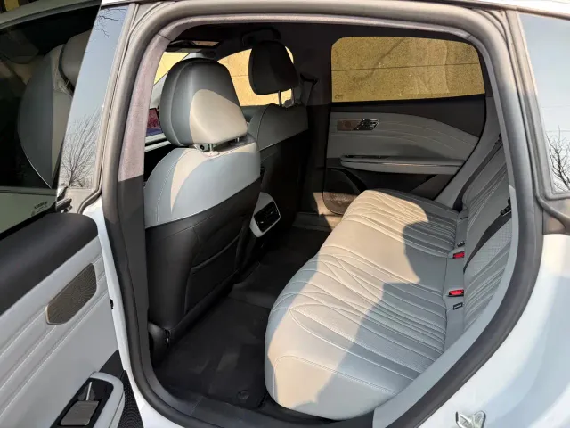 Geely Galaxy E8 — Фото автомобиля 10