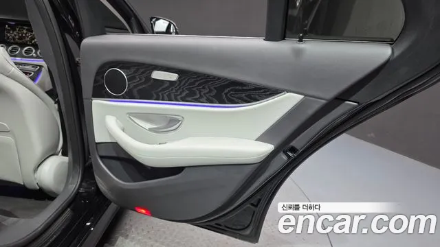 Mercedes-Benz E-Class — Фото автомобиля 22