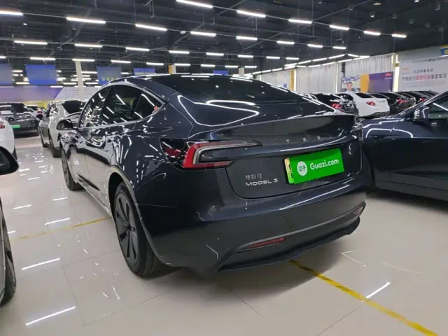 Tesla Model 3 — Фото автомобиля 4