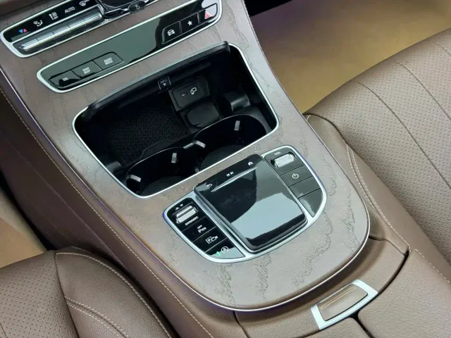 Mercedes-Benz E-Class — Фото автомобиля 6