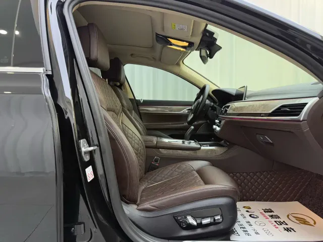 BMW 7 Series — Фото автомобиля 10