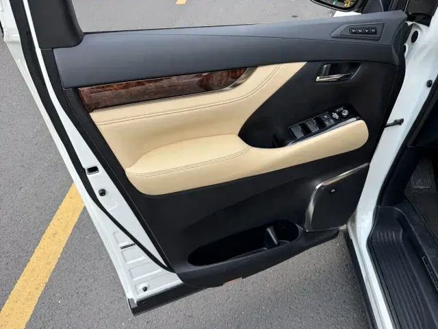 Toyota Alphard — Фото автомобиля 6
