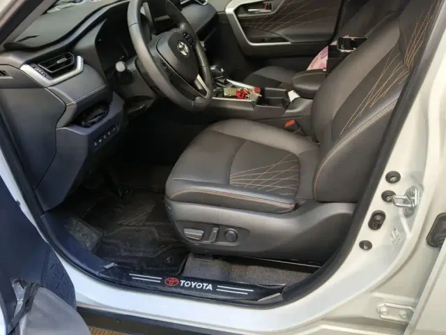 Toyota RAV4 — Фото автомобиля 7