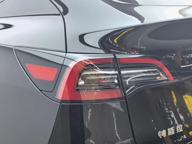 Tesla Model Y — Фото автомобиля 12