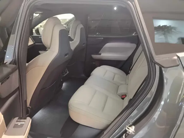 Volvo XC70 Plug-in Hybrid — Фото автомобиля 3