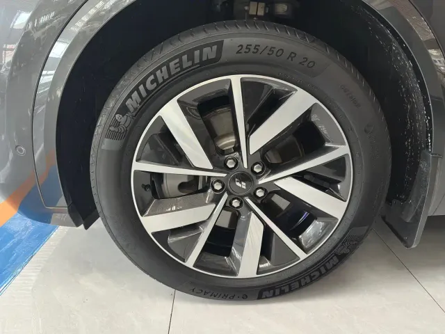 Li Auto L8 — Фото автомобиля 5