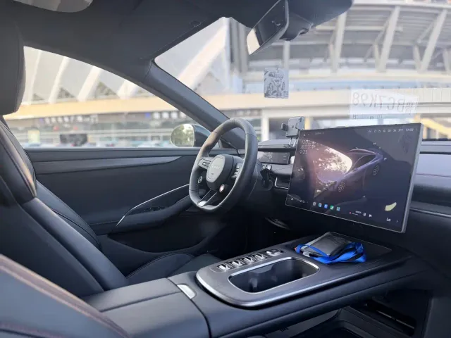 Xiaomi SU7 — Фото автомобиля 15