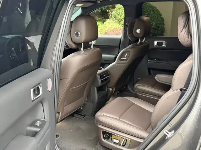 Li Auto L8 — Фото автомобиля 11