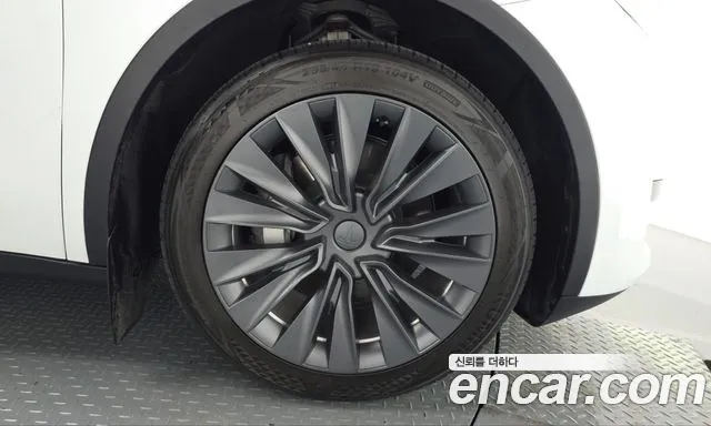 Tesla Model Y — Фото автомобиля 6