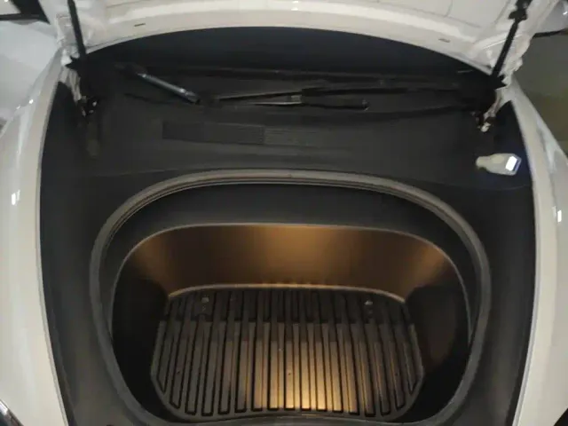 Tesla Model 3 — Фото автомобиля 21