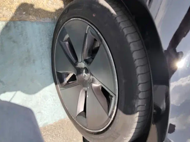 Tesla Model 3 — Фото автомобиля 6