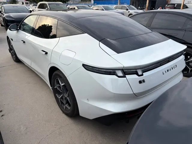 Lynk & Co 10 EM-P — Фото автомобиля 9