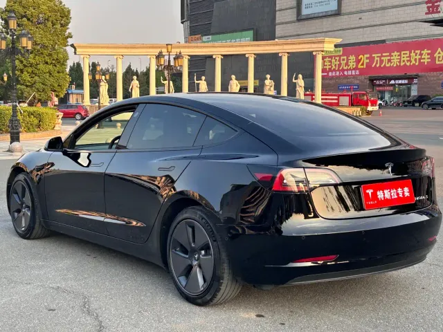 Tesla Model 3 — Фото автомобиля 4