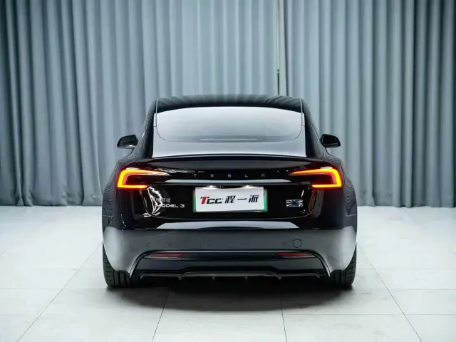 Tesla Model 3 — Фото автомобиля 11
